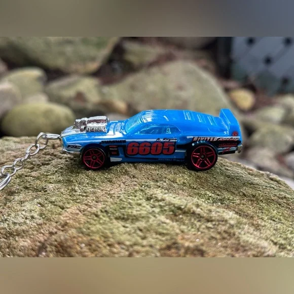 Hot Wheels RIVITED Toy Car Keychain - Picture 2 of 10